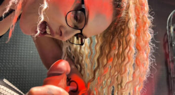 Gözlüklü dominant milf köleyi kelepçeleyip sert el işiyle eziyor